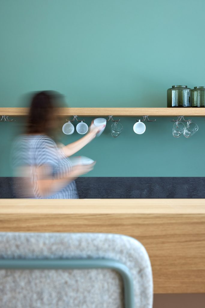 Foto-Ausschnitt einer Teeküche in den Räumen der Haspa im Deutschlandhaus